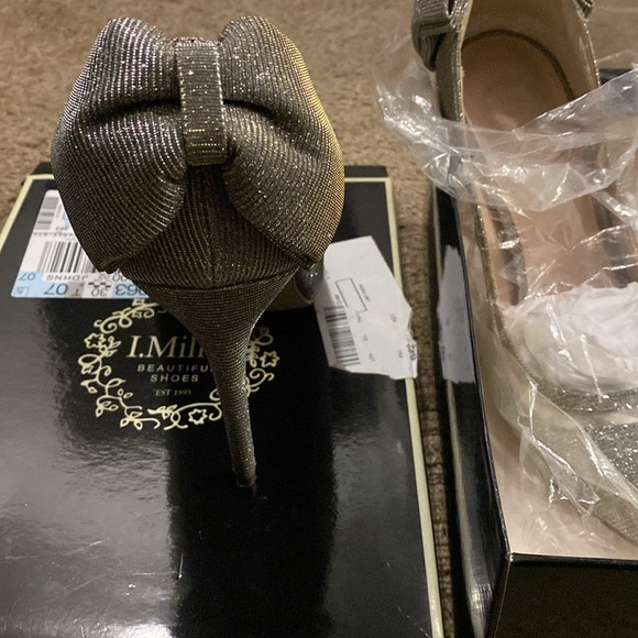 Steel Silver Sparkling Gorgeous Heels with Bow on back! - Picture 2 of 4